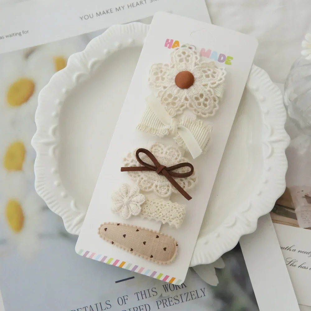 Французские шикарные детские заколки, бархатные банты, зажимы без застежек, гипоаллергенная ткань, набор из 5 предметов для девочек
Французские шикарные детские заколки, бархатные банты, зажимы без застежек, гипоаллергенная ткань, набор из 5 предметов для девочек