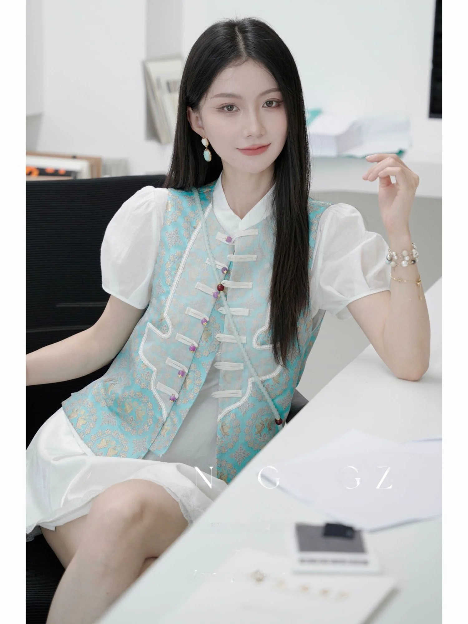 Новый китайский кардиган в стиле National Trend с узором «Ласточки», открытый, без рукавов, женский, в стиле ретро, в королевском стиле...
Новый китайский кардиган в стиле National Trend с узором «Ласточки», открытый, без рукавов, женский, в стиле ретро, в королевском стиле...