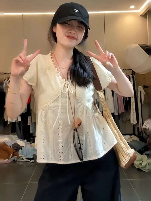 Новая женская летняя блузка с объемной вышивкой и кружевной отделкой, больших размеров, стройнящая, универсальная, с милым дизайном и вырезами, подходит для любого типа фигуры.
Новая женская летняя блузка с объемной вышивкой и кружевной отделкой, больших размеров, стройнящая, универсальная, с милым дизайном и вырезами, подходит для любого типа фигуры.