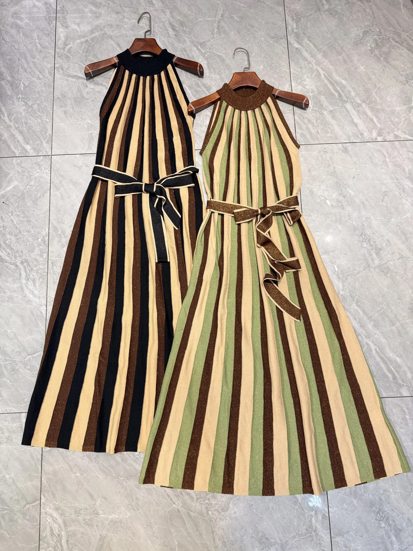 Женское длинное трикотажное платье в полоску с металлическим блеском, на бретелях, с открытыми плечами, облегающее
Женское длинное трикотажное платье в полоску с металлическим блеском, на бретелях, с открытыми плечами, облегающее