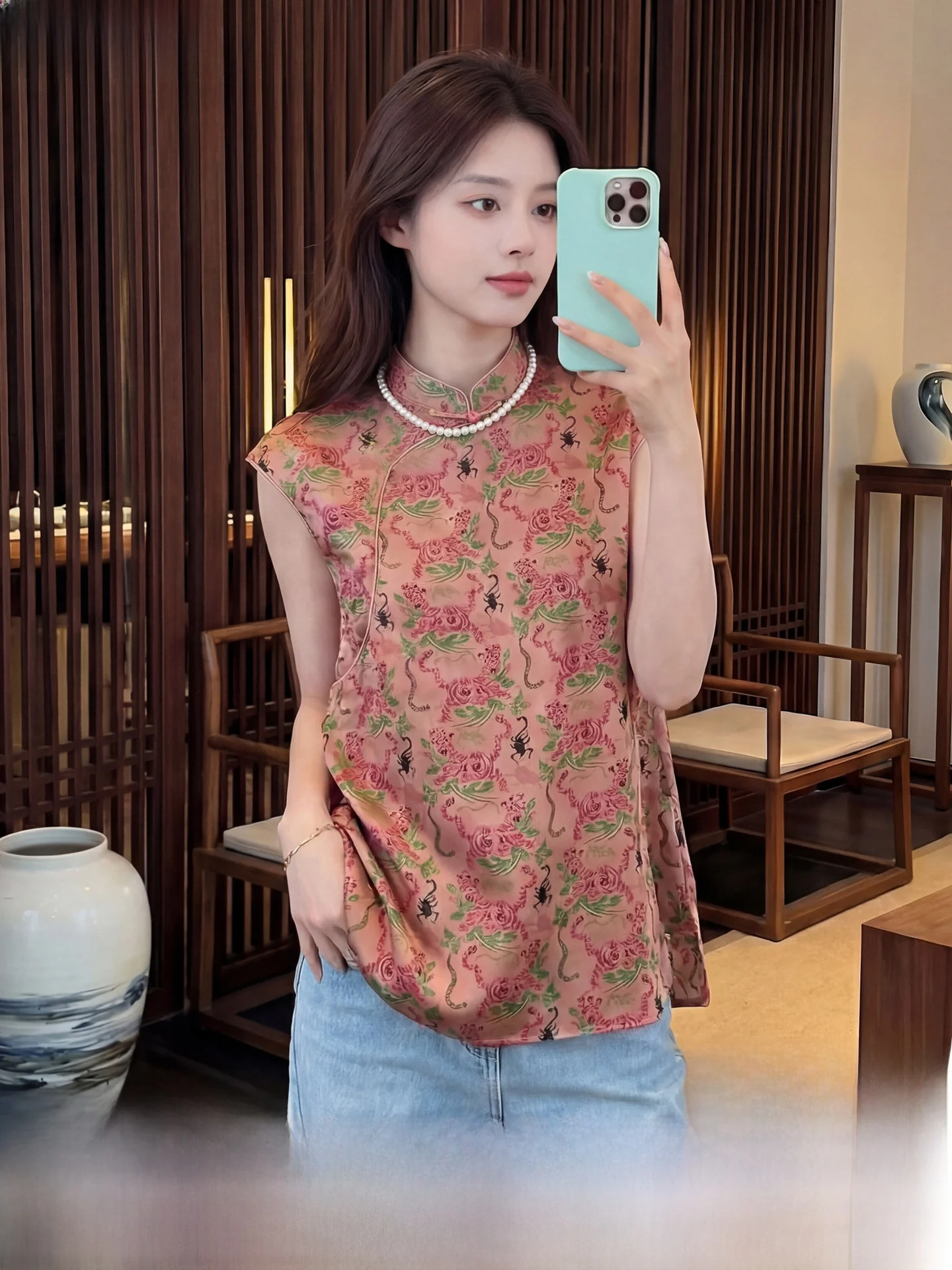 Silk Style Women's Shirt without Sleeves Small Stand Collar Chinese Embroidery Straight Cut Mid-Length Daily Wear
Silk Style Women's Shirt without Sleeves Small Stand Collar Chinese Embroidery Straight Cut Mid-Length Daily Wear