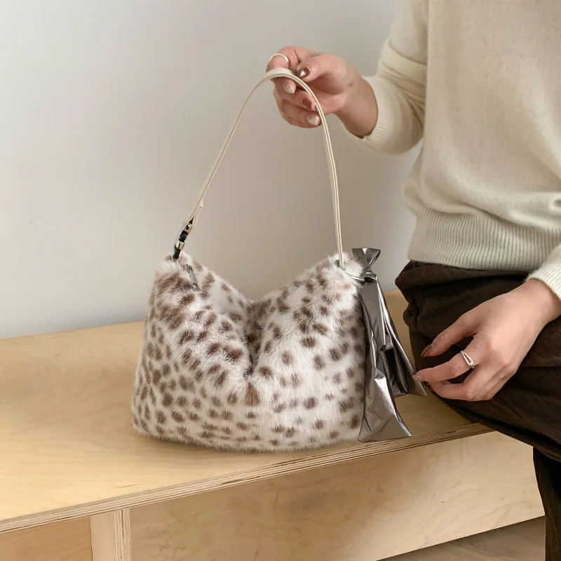 Autumn and Winter Fashion Versatile High-End Women's Casual Leopard Print Commuter Plush Handbag Shoulder Bag
Autumn and Winter Fashion Versatile High-End Women's Casual Leopard Print Commuter Plush Handbag Shoulder Bag