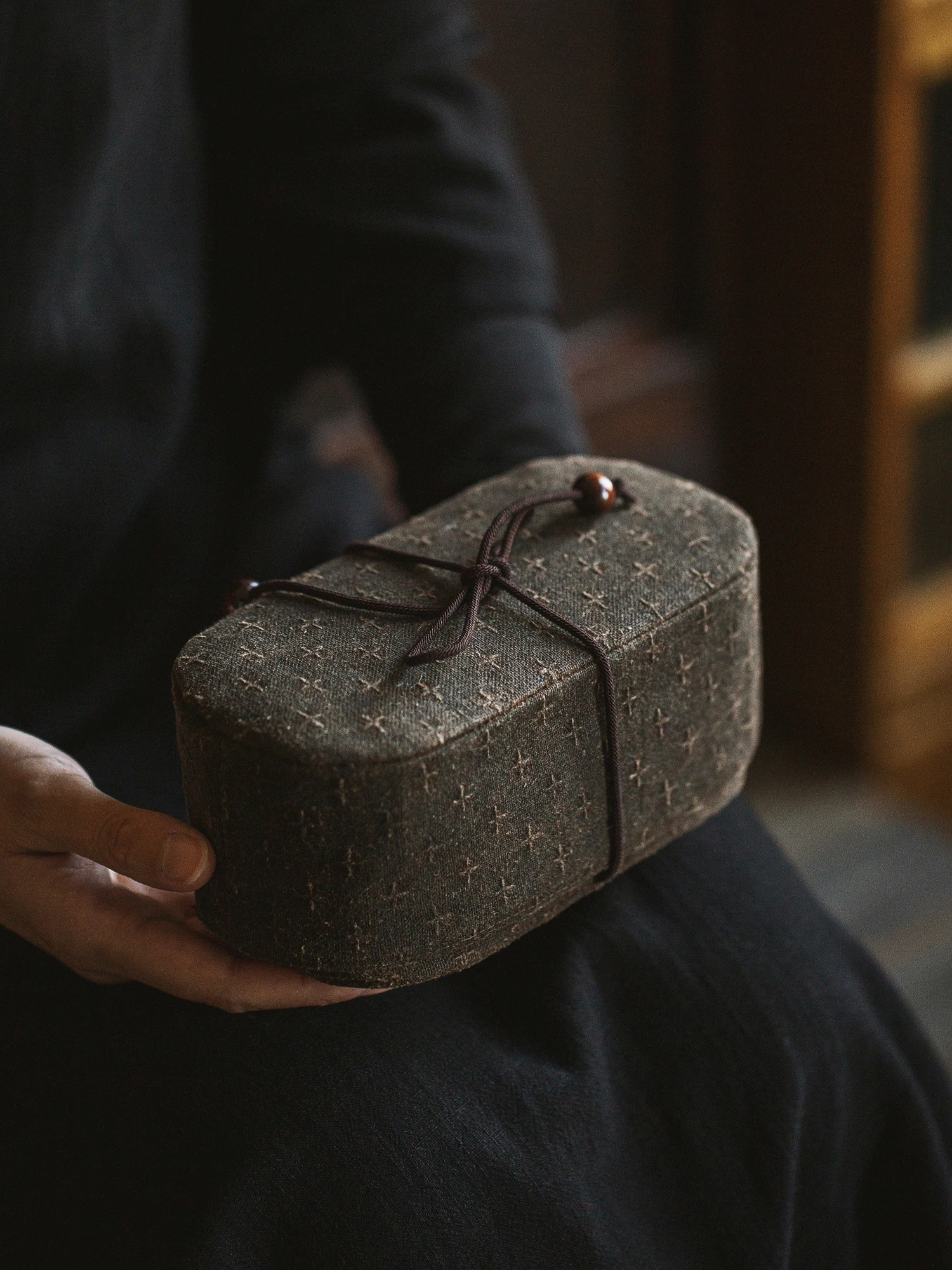 Портативная дорожная коробка ручной работы из ткани с цветочным узором, плетеная вручную, в старинном стиле, с завязками, для хранения чайного набора, аксессуар для чайной церемонии Дзен
Портативная дорожная коробка ручной работы из ткани с цветочным узором, плетеная вручную, в старинном стиле, с завязками, для хранения чайного набора, аксессуар для чайной церемонии Дзен