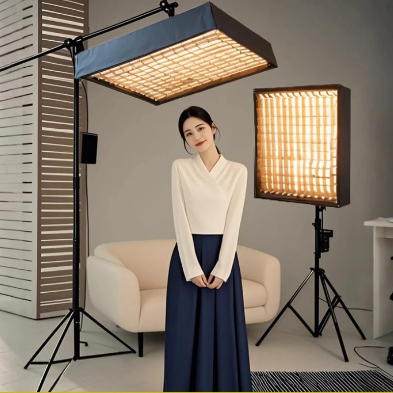 Live streaming host dedicated ceiling light portable external portrait hair light contour light studio photography
Live streaming host dedicated ceiling light portable external portrait hair light contour light studio photography