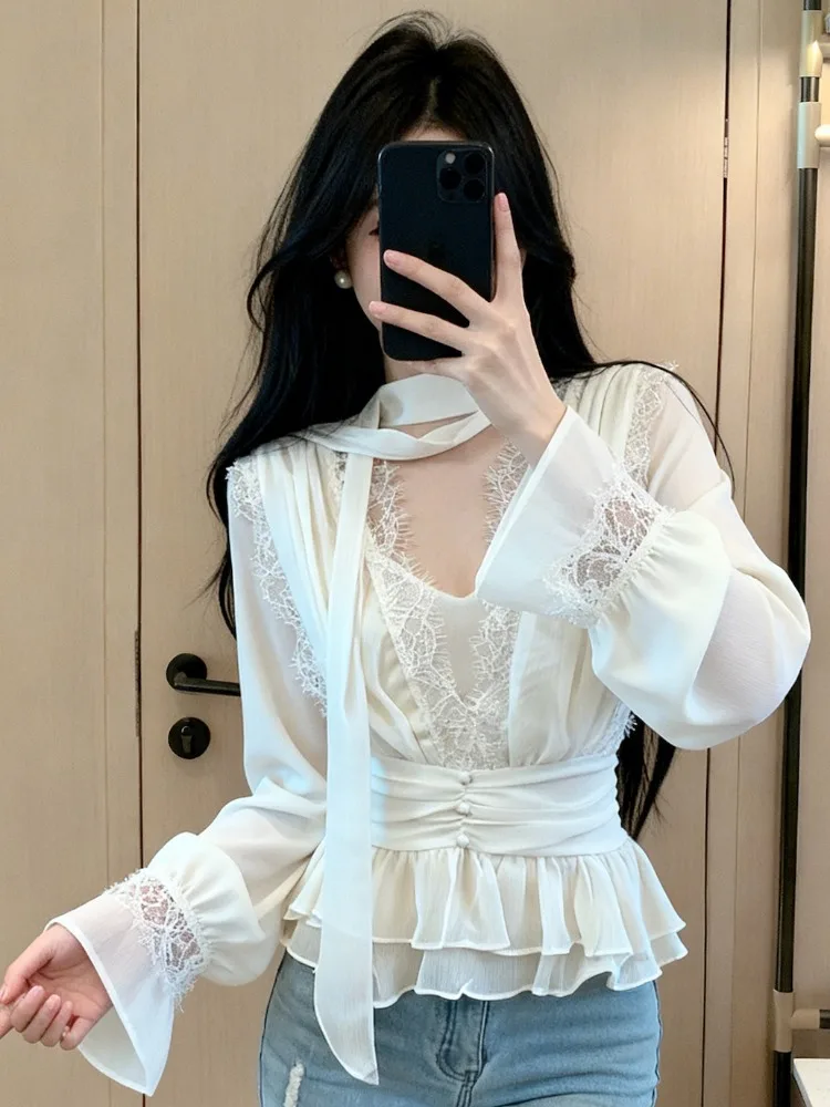 French Style Lace Trim V-Neck Short Sleeve Women's Shirt Summer Chiffon Top Gathered Waist Bell Sleeve City Walk Fashion
French Style Lace Trim V-Neck Short Sleeve Women's Shirt Summer Chiffon Top Gathered Waist Bell Sleeve City Walk Fashion
