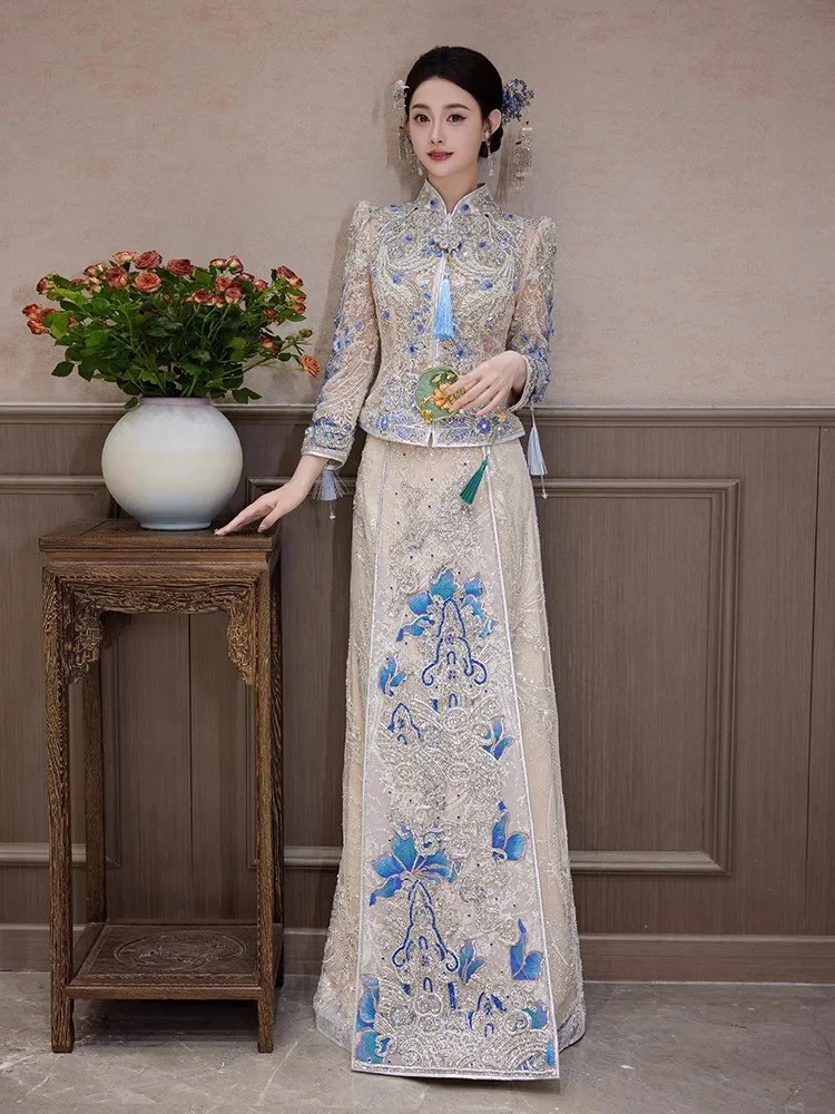 The new ice-blue style light-colored wedding dress is a traditional Chinese-style
The new ice-blue style light-colored wedding dress is a traditional Chinese-style