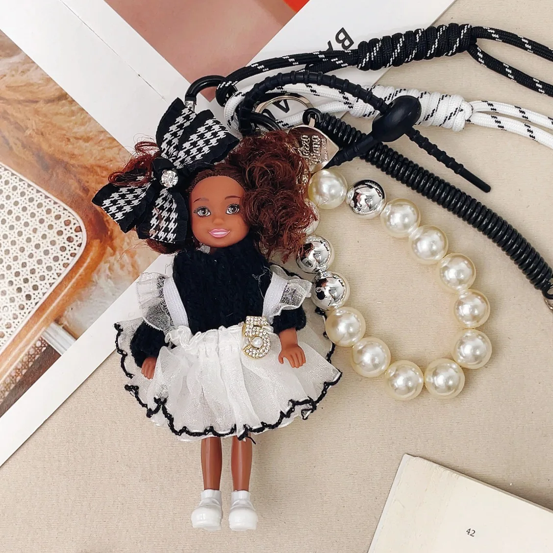 Houndstooth Bow Doll Keychain Pearl Bead Lanyard Black White Fashion Doll Pendant for Women Bag Car Decor Trendy Girl Gift
Houndstooth Bow Doll Keychain Pearl Bead Lanyard Black White Fashion Doll Pendant for Women Bag Car Decor Trendy Girl Gift