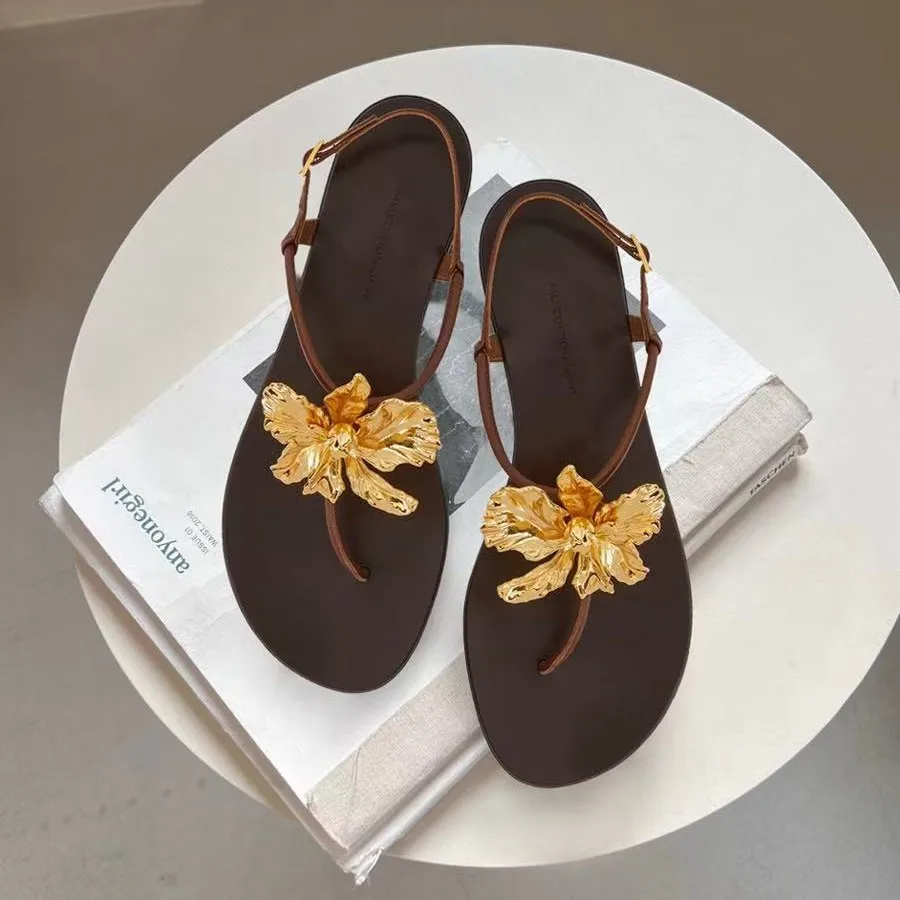 Summer new metal camellia flower flat bottom clip toe seaside sandals casual vacation style thin strap PU women's sandals
Summer new metal camellia flower flat bottom clip toe seaside sandals casual vacation style thin strap PU women's sandals