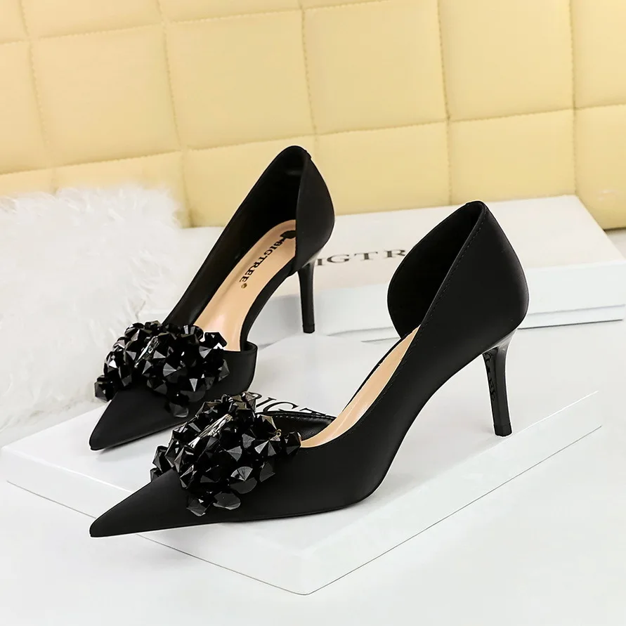 Women's Banquet Style With Thin High Middle Heels Shallow Mouth Pointed Side Hollow Water Diamond Bow Single Ladies Shoes Pumps
Women's Banquet Style With Thin High Middle Heels Shallow Mouth Pointed Side Hollow Water Diamond Bow Single Ladies Shoes Pumps