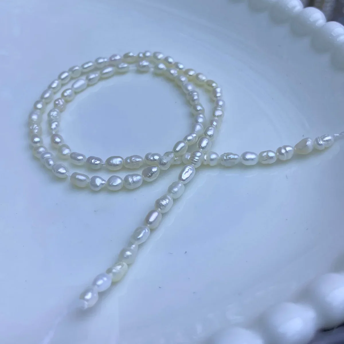 3-4mm AA Hot Sale Threaded Rice Bead Natural Freshwater Real Pearl Seedless DIY Necklace Bracelets Loose Jewelry Making 35cm
3-4mm AA Hot Sale Threaded Rice Bead Natural Freshwater Real Pearl Seedless DIY Necklace Bracelets Loose Jewelry Making 35cm