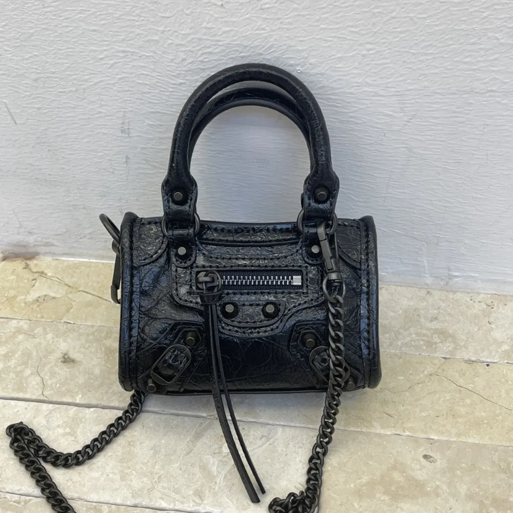 Trend Locomotive Bag Women's 2026 New Fashion Spice Girl High-end Texture Large-capacity Portable Shoulder Messenger Versatile
Trend Locomotive Bag Women's 2026 New Fashion Spice Girl High-end Texture Large-capacity Portable Shoulder Messenger Versatile