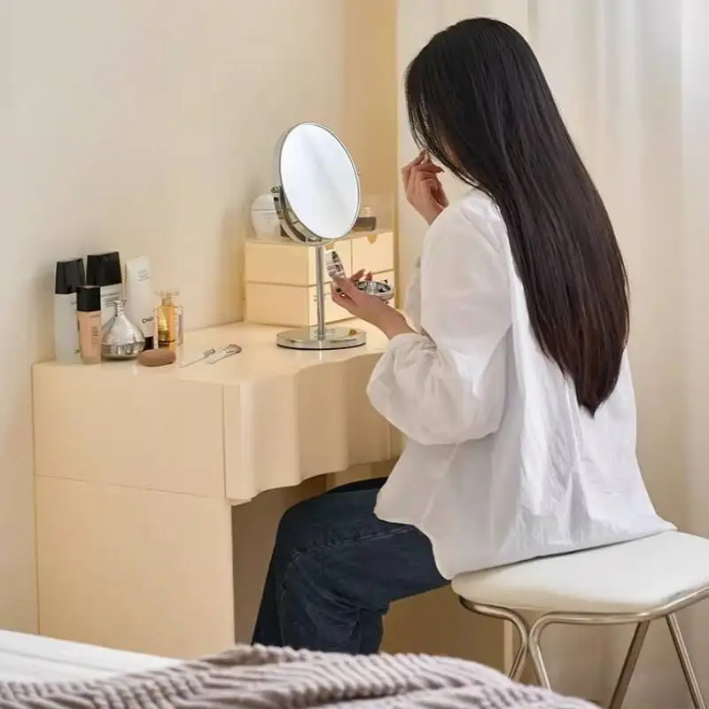 Белый современный маленький угловой туалетный столик с зеркалом для макияжа, недорогая мебель для гостиной и спальни
Белый современный маленький угловой туалетный столик с зеркалом для макияжа, недорогая мебель для гостиной и спальни