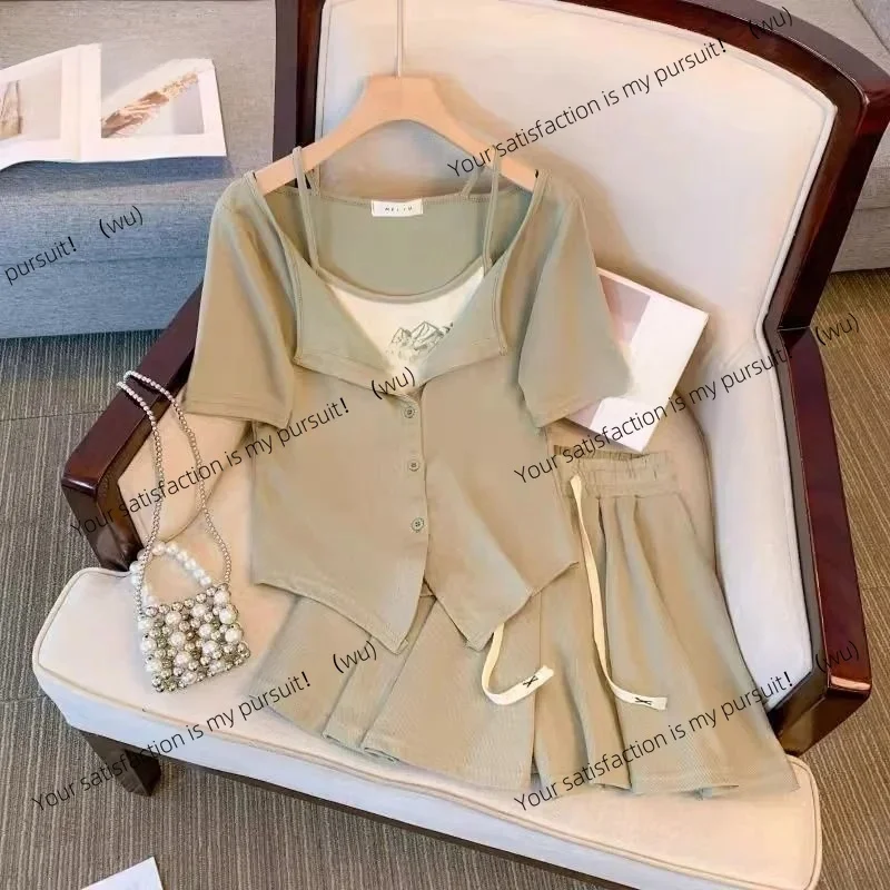 Сладкая и пряная искусственная футболка из двух частей, топ и шорты, комплект из двух предметов приталенного и уменьшающего возраста, подходит для женщин. 
Сладкая и пряная искусственная футболка из двух частей, топ и шорты, комплект из двух предметов приталенного и уменьшающего возраста, подходит для женщин.