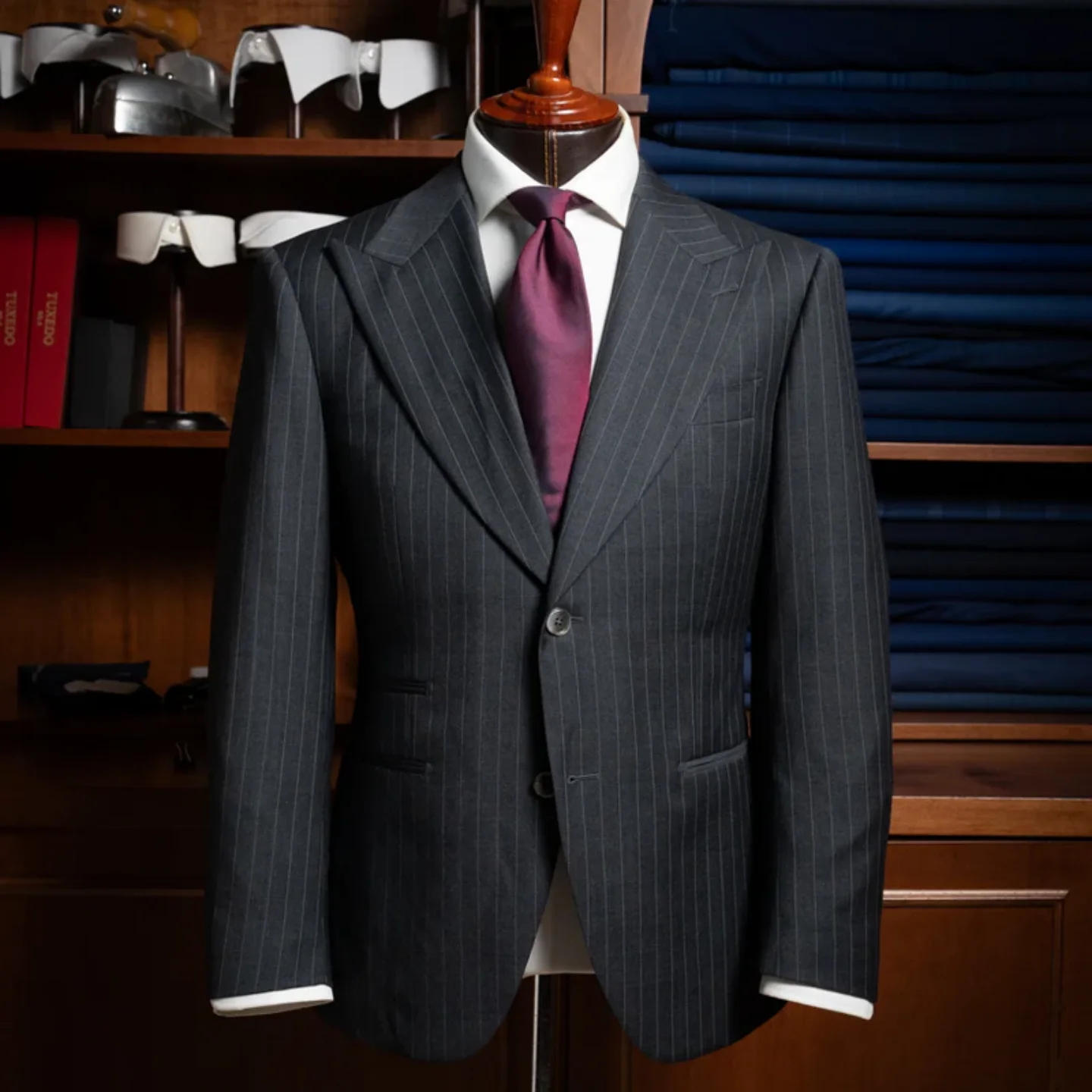 Luxury Men's Dark Gray Pinstripe Single Breasted Suit Formal Business Wedding Groom Blazer High Quality Outfits Customized
Luxury Men's Dark Gray Pinstripe Single Breasted Suit Formal Business Wedding Groom Blazer High Quality Outfits Customized