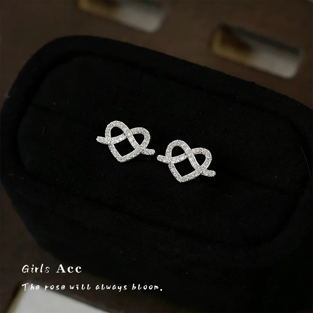 Fashion Minimalist Small Love Ear Studs Alkaline Water Knot Micro Inlaid Zircon Earring Elegant Advanced Versatile Jewelry
Fashion Minimalist Small Love Ear Studs Alkaline Water Knot Micro Inlaid Zircon Earring Elegant Advanced Versatile Jewelry