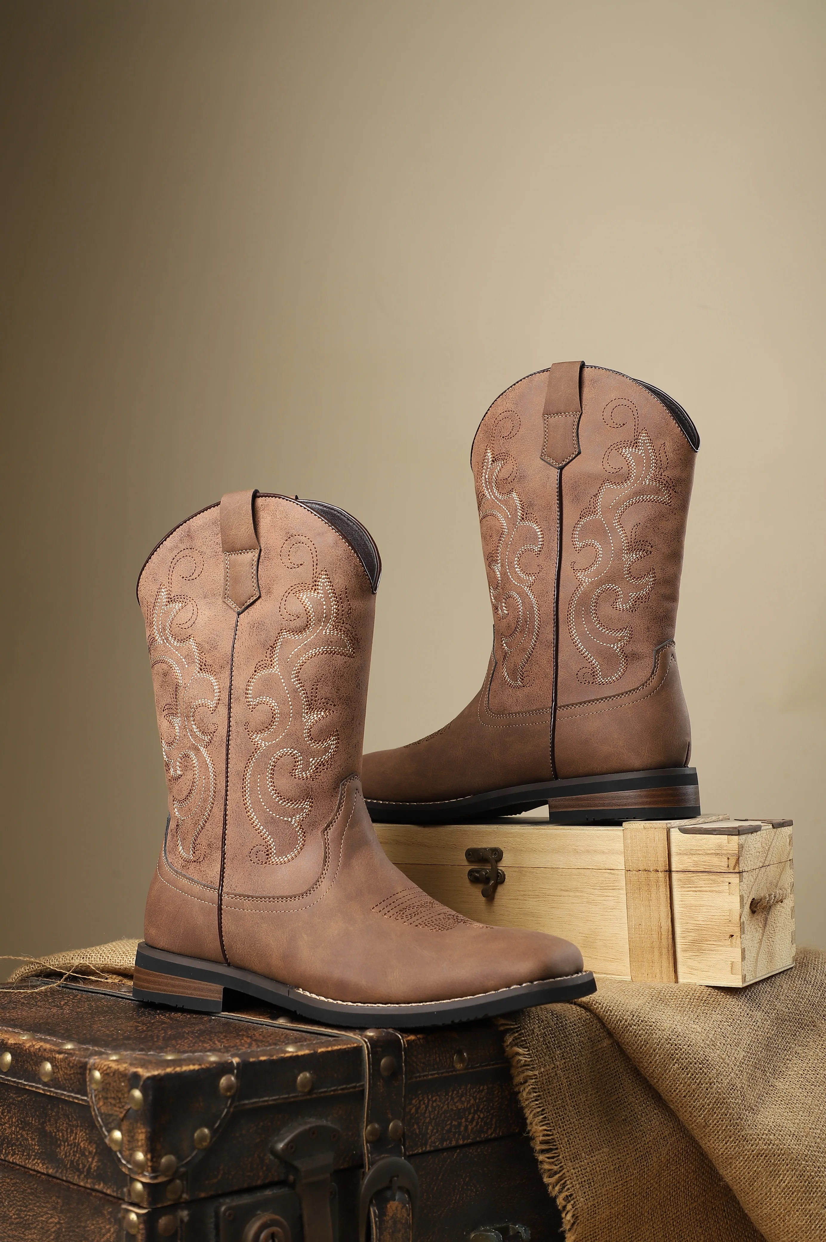 American Western Style Cowboy Boots Distressed Leather Embroidered Boots
American Western Style Cowboy Boots Distressed Leather Embroidered Boots