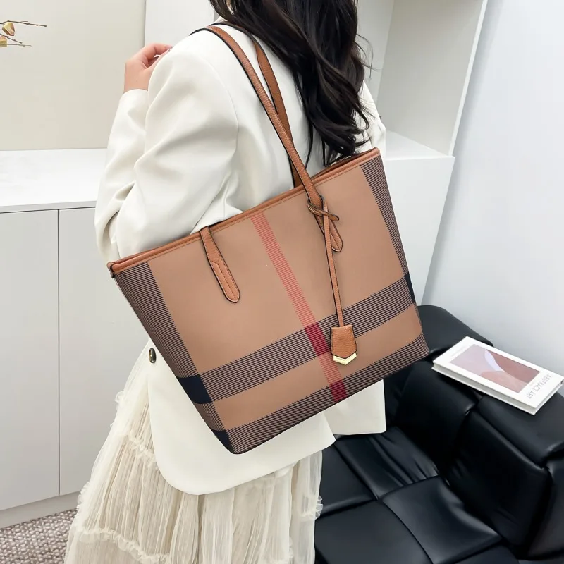 Винтажная большая сумка Revival с выдержанной кожей и вместительным интерьером для выходных, исключением вневременной элегантности
Винтажная большая сумка Revival с выдержанной кожей и вместительным интерьером для выходных, исключением вневременной элегантности