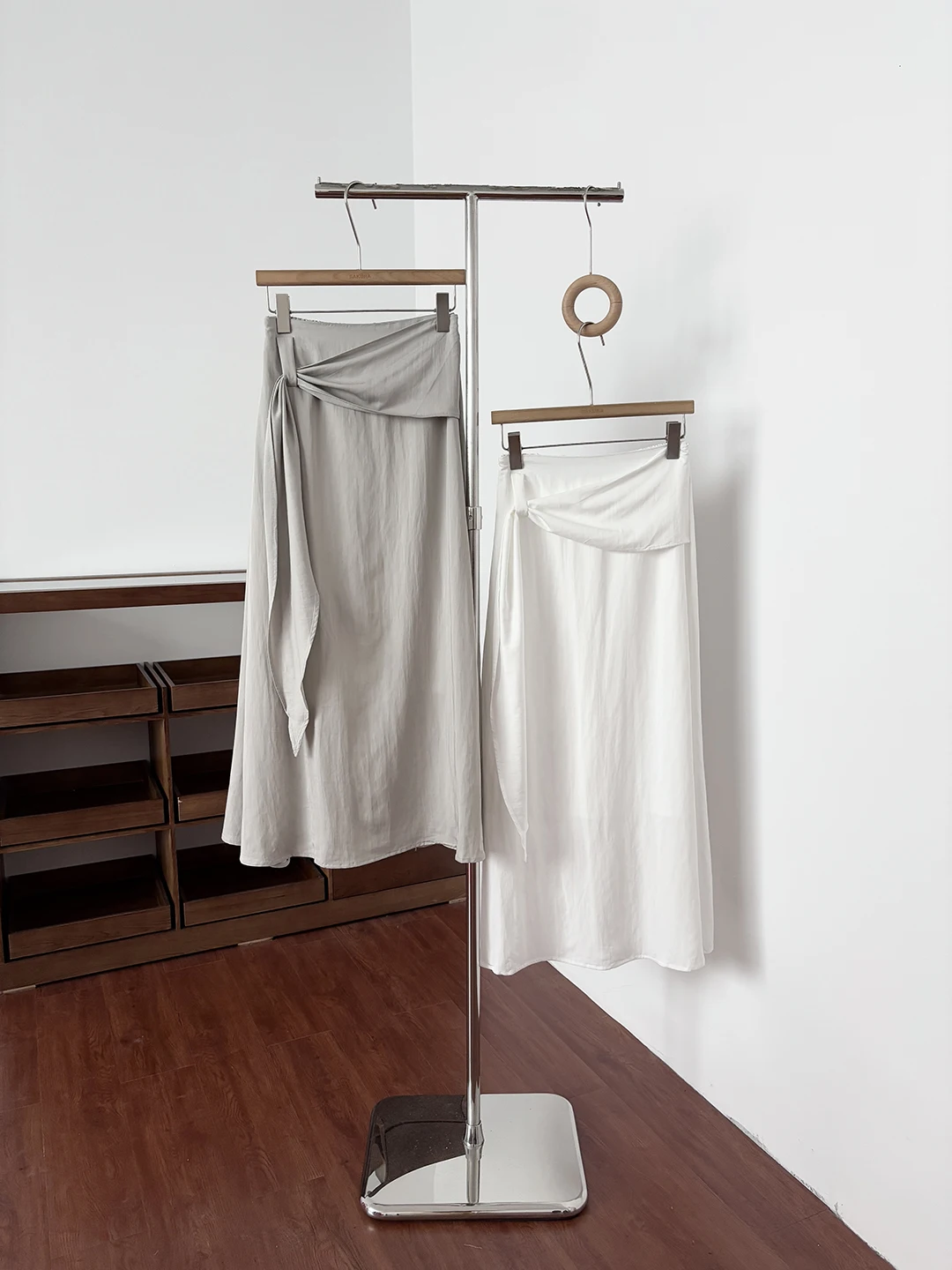 Spring 2026 Casual Versatile Women's Skirt Simple Draped Loose Midi Skirt A-Line High Waist Polyester Fiber
Spring 2026 Casual Versatile Women's Skirt Simple Draped Loose Midi Skirt A-Line High Waist Polyester Fiber