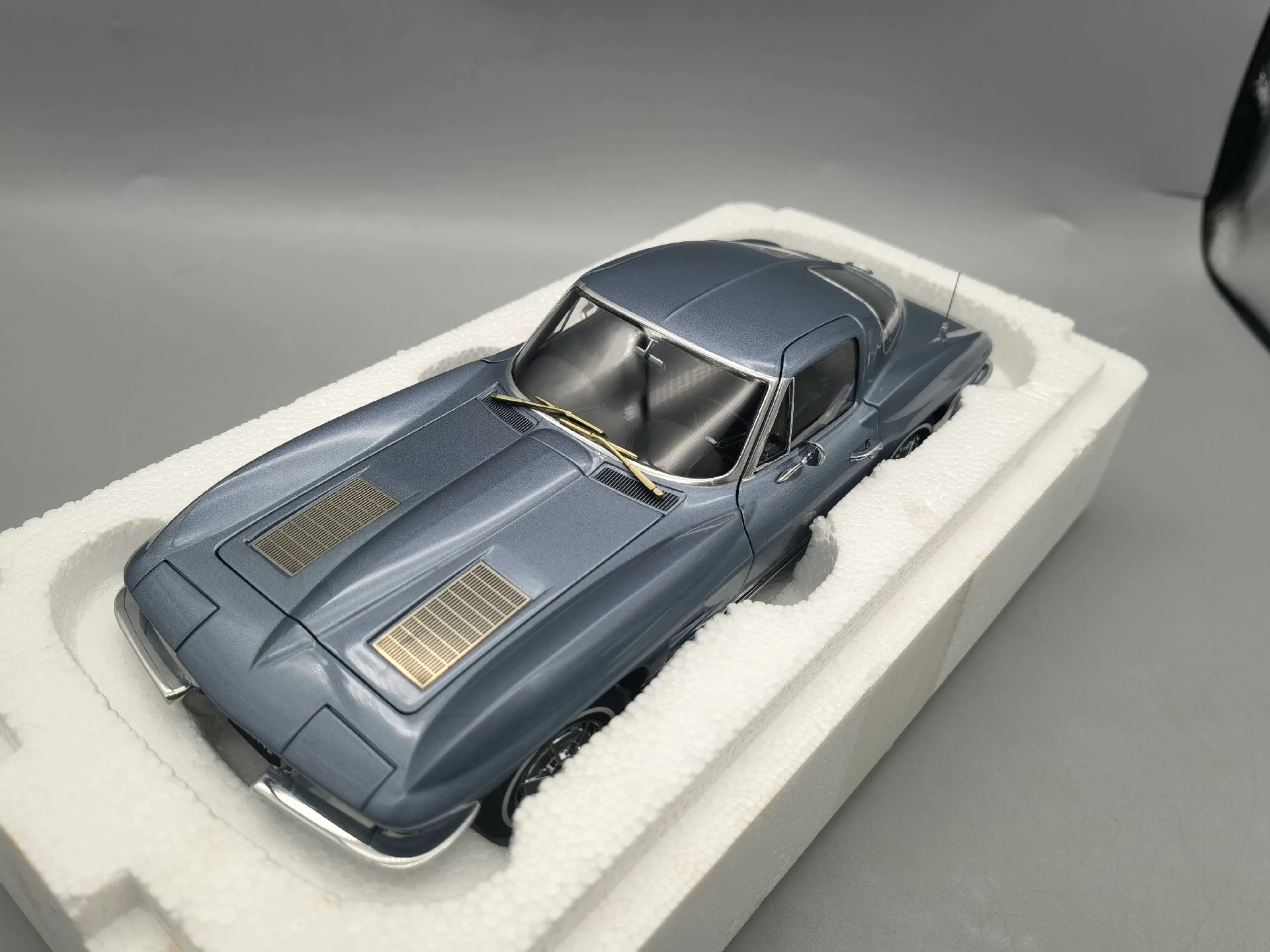 AUTOart 1:18 C2 COUPE 1963 Light Blue Simulation Limited Edition All Open Alloy Metal Static Car Model Toy Gift
AUTOart 1:18 C2 COUPE 1963 Light Blue Simulation Limited Edition All Open Alloy Metal Static Car Model Toy Gift