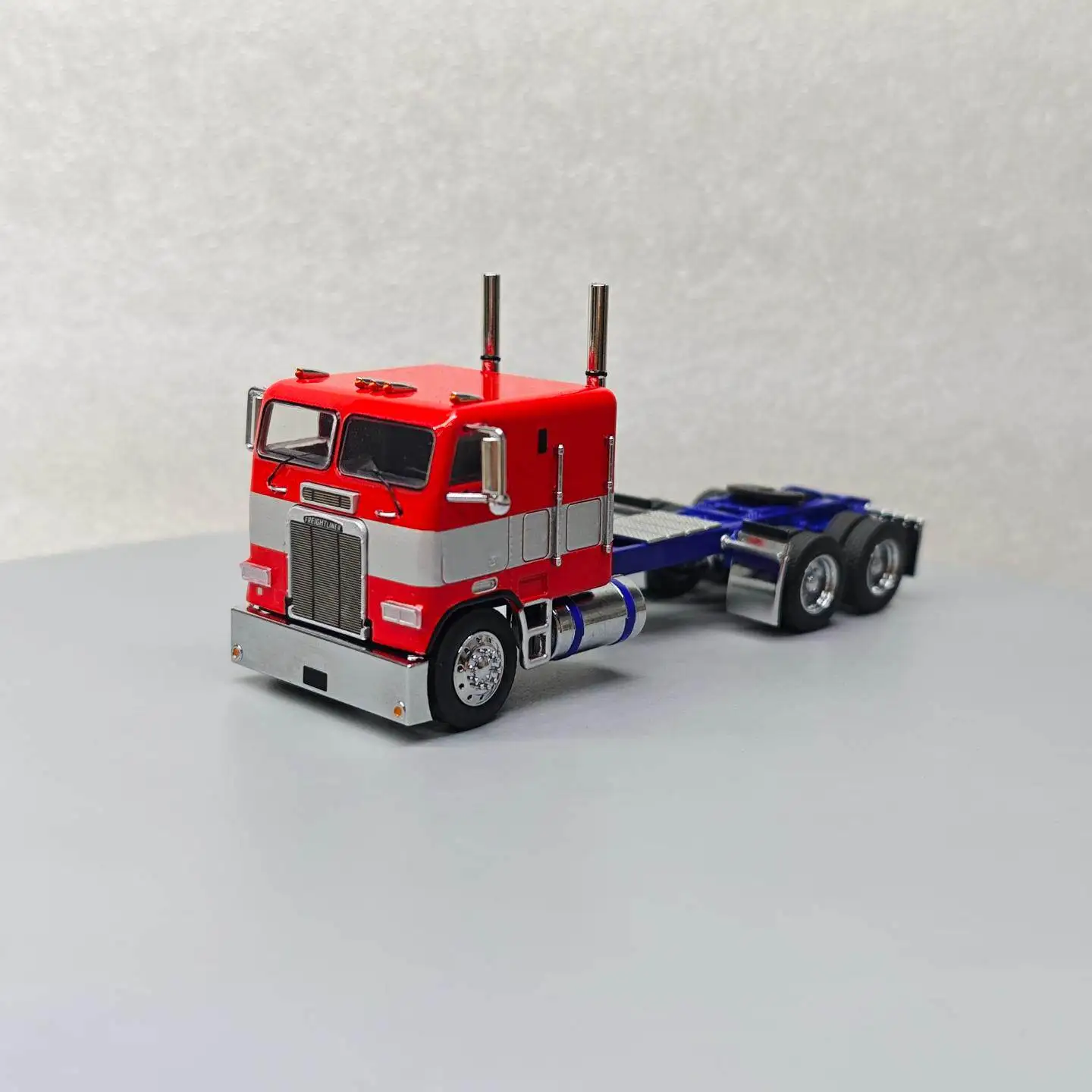596 1:64 Optimus Prime Transformers Freiner Truck G1 with Tailbox, North Exhibition Limited Diecast Alloy Car Model Collectible
596 1:64 Optimus Prime Transformers Freiner Truck G1 with Tailbox, North Exhibition Limited Diecast Alloy Car Model Collectible