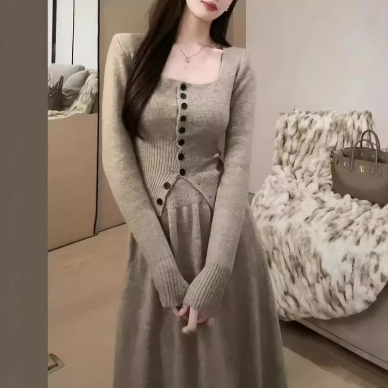 Женские вязаные юбки, однотонные топы с v-образным вырезом и пуговицами, комплект из двух предметов, облегающие повседневные юбки, элегантная осень 2025 г. 
Женские вязаные юбки, однотонные топы с v-образным вырезом и пуговицами, комплект из двух предметов, облегающие повседневные юбки, элегантная осень 2025 г.