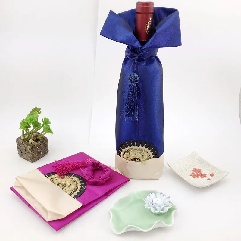 10 pcs Xmas Chinese Cloth Wine Bottle Covers Table Decoration Silk Satin Champagne Red Wine Clothes Dust Pouches fit 750ml Bottl
10 pcs Xmas Chinese Cloth Wine Bottle Covers Table Decoration Silk Satin Champagne Red Wine Clothes Dust Pouches fit 750ml Bottl