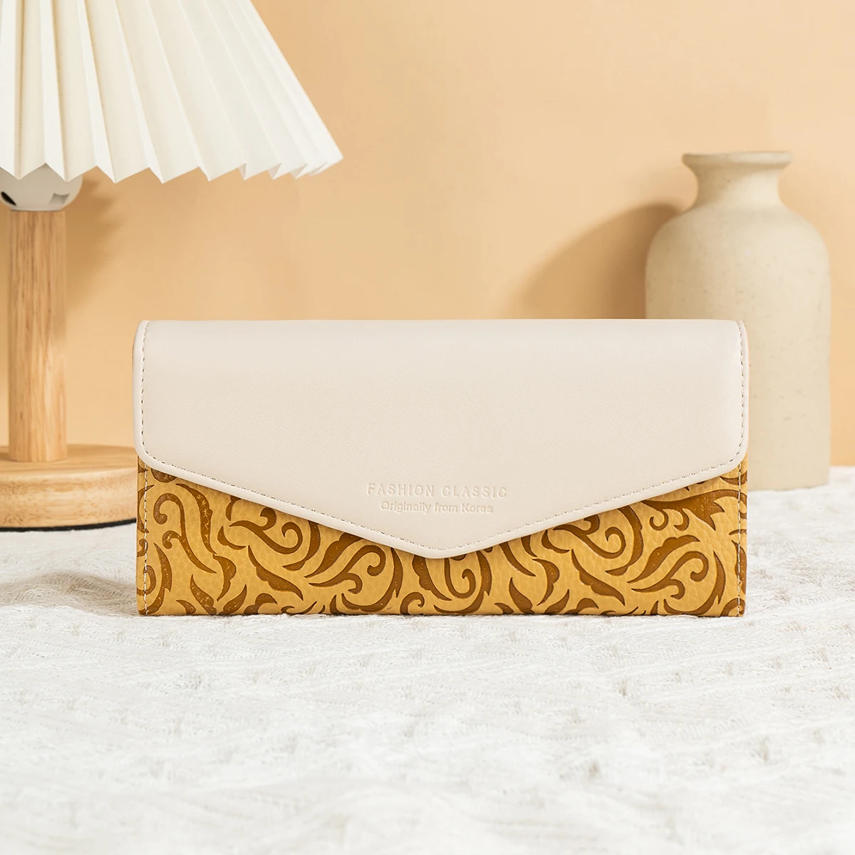 Retro Baroque embossed women's clutch bag, elegant tri-fold wallet, multi-card holder, all-in-one phone and document case.
Retro Baroque embossed women's clutch bag, elegant tri-fold wallet, multi-card holder, all-in-one phone and document case.