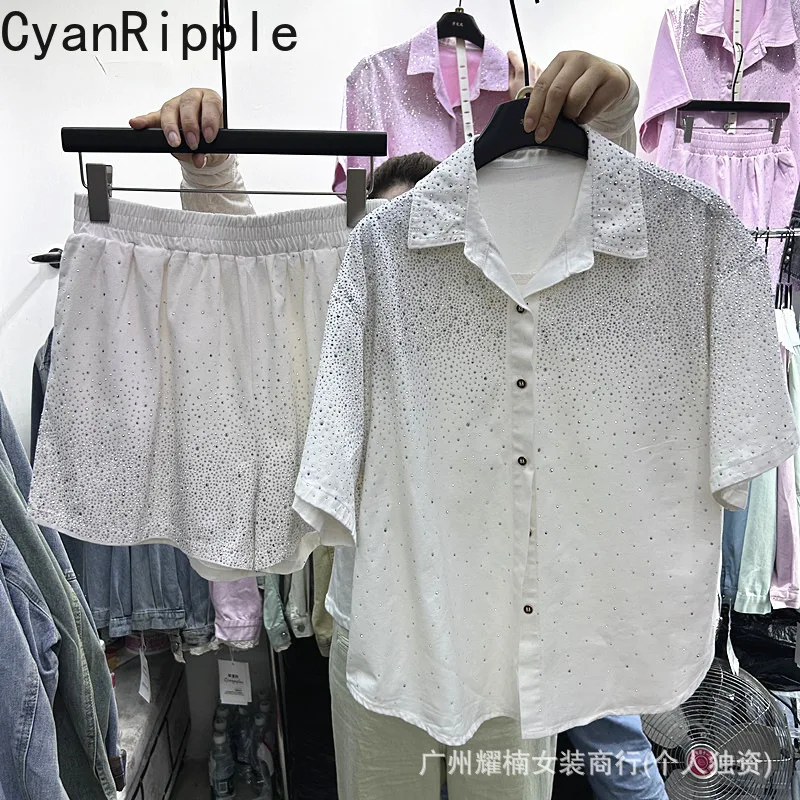 2026 New Summer Women Two-piece Set Hot Diamonds Half Sleeve Loose Denim Shirt Top + Elastic Waist Wide Leg Casual Short Jeans
2026 New Summer Women Two-piece Set Hot Diamonds Half Sleeve Loose Denim Shirt Top + Elastic Waist Wide Leg Casual Short Jeans