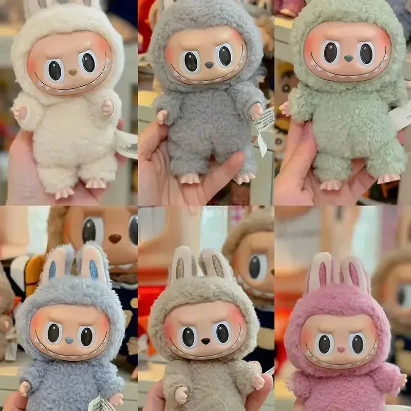 Labubu The Monsters Vinyl Face Doll Heart-Moving Macaron Doll labubu Blind Box Figure Guessing Bag China High-Quality Replica
Labubu The Monsters Vinyl Face Doll Heart-Moving Macaron Doll labubu Blind Box Figure Guessing Bag China High-Quality Replica