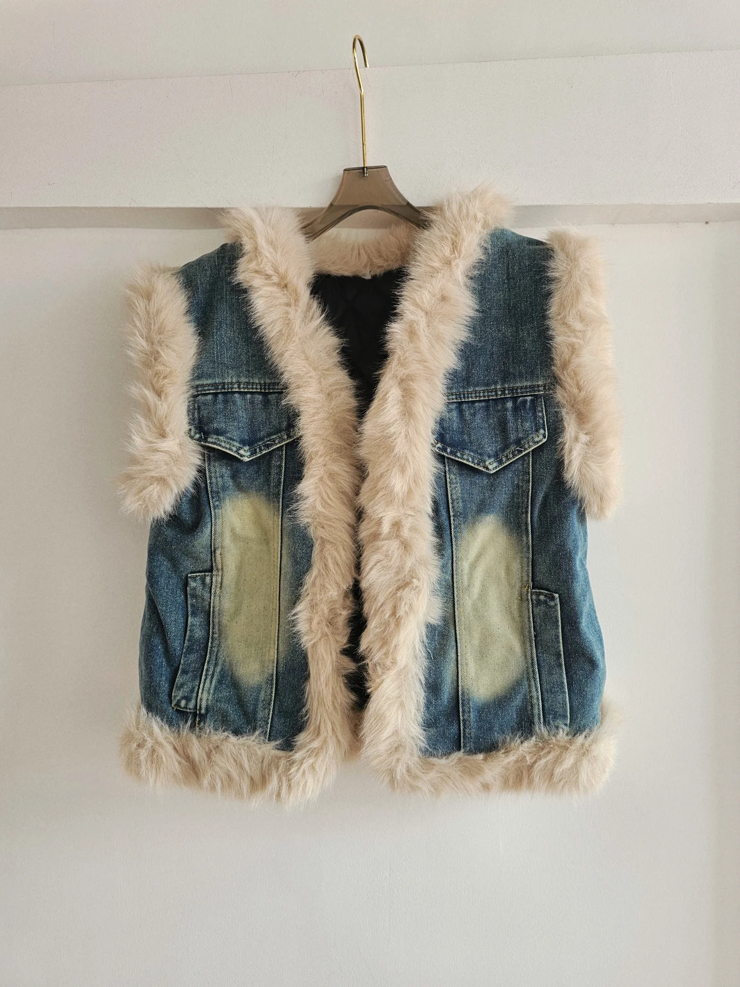 Clothland Women Retro Denim Fur Patchwork Waistcoat Sleeveless V Neck Vest Jacket Female Outwear Coats Mujer MA181
Clothland Women Retro Denim Fur Patchwork Waistcoat Sleeveless V Neck Vest Jacket Female Outwear Coats Mujer MA181
