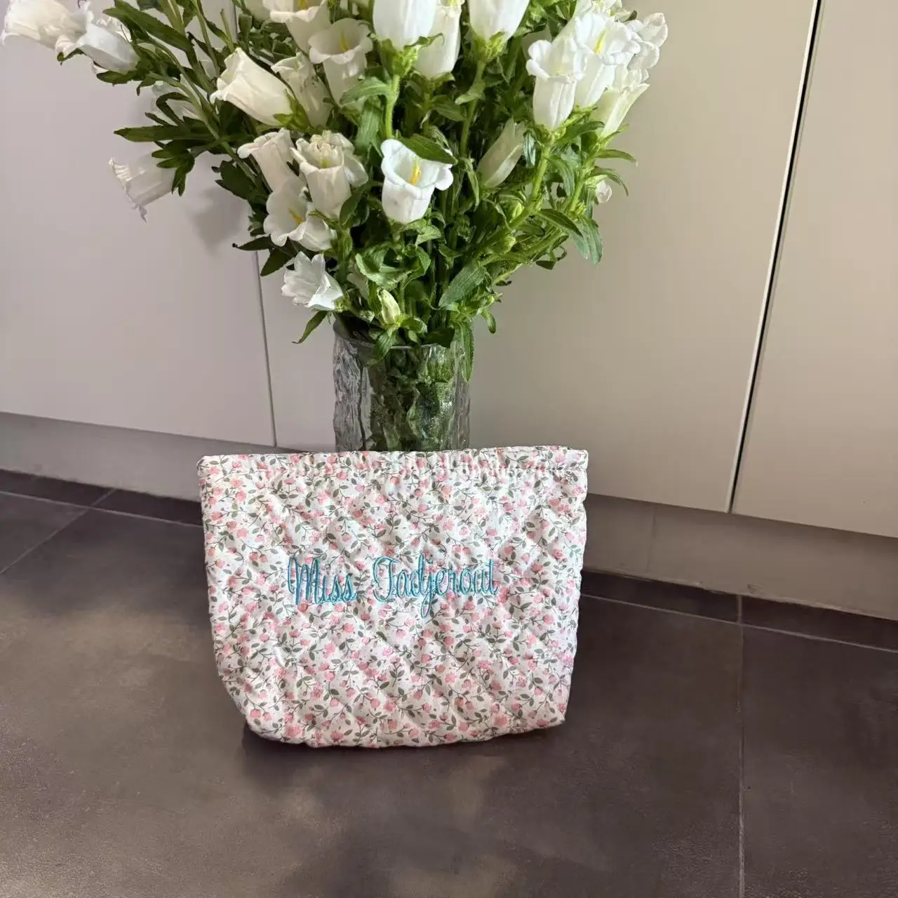 Free Delivery Women's Floral Makeup Bags,Personalized Embroidered Travel Storage Bag,Custom Birthday Wedding Gift Toiletries Bag
Free Delivery Women's Floral Makeup Bags,Personalized Embroidered Travel Storage Bag,Custom Birthday Wedding Gift Toiletries Bag