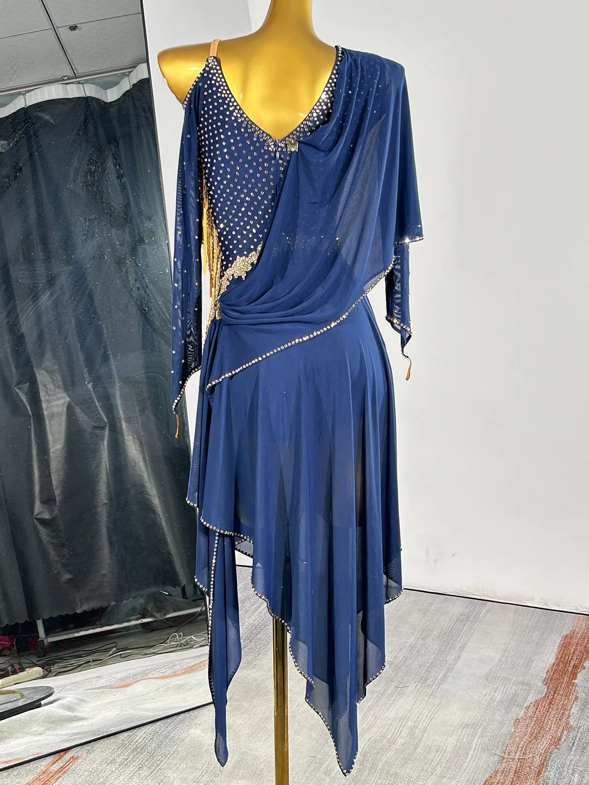 Custom Latin Dress – Competition Fit with Rhinestone Fringe Mesh Detail & Stage-Ready Skirt Movement
Custom Latin Dress – Competition Fit with Rhinestone Fringe Mesh Detail & Stage-Ready Skirt Movement