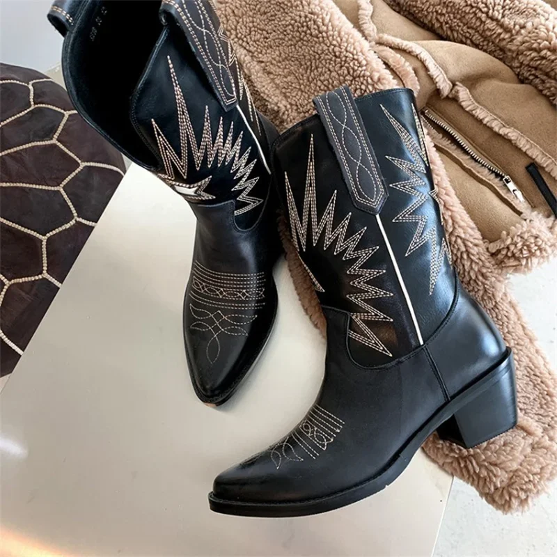 Retro Embroidery Western Short Boots Pointed Toe Chunky High Heel Increasing Height 5.5cm Leather Boots Autumn Winter Women Shoe
Retro Embroidery Western Short Boots Pointed Toe Chunky High Heel Increasing Height 5.5cm Leather Boots Autumn Winter Women Shoe