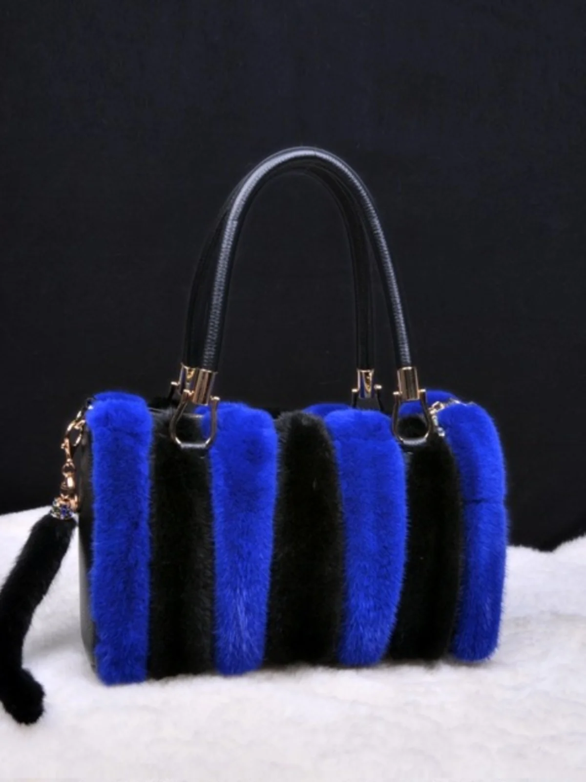 Fashion Real Mink Fur Crossbody Bag Women Plush Soft Casual Mink Fur Shoulder Messenger Bag 2024 New Fluffy Female Fur Handbag
Fashion Real Mink Fur Crossbody Bag Women Plush Soft Casual Mink Fur Shoulder Messenger Bag 2024 New Fluffy Female Fur Handbag