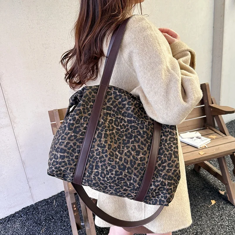 2025 Winter New Fashion Tote Bag Contrasting Color Splicing Canvas Bag Shoulder Messenger Bag Women's Bag
2025 Winter New Fashion Tote Bag Contrasting Color Splicing Canvas Bag Shoulder Messenger Bag Women's Bag