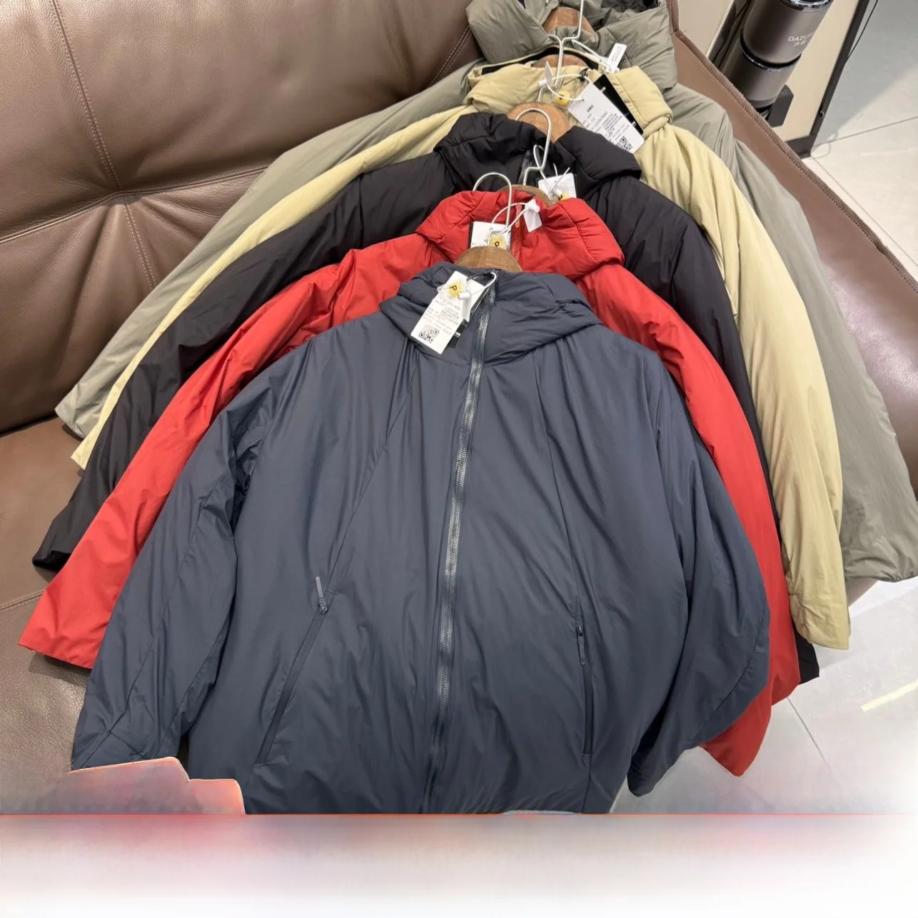 Молодежное уличное хлопковое джето, мужское легкое ветрозащитное водонепроницаемое повседневное модное зимнее пальто с капюшоном, однотонное свободное покрое
Молодежное уличное хлопковое джето, мужское легкое ветрозащитное водонепроницаемое повседневное модное зимнее пальто с капюшоном, однотонное свободное покрое