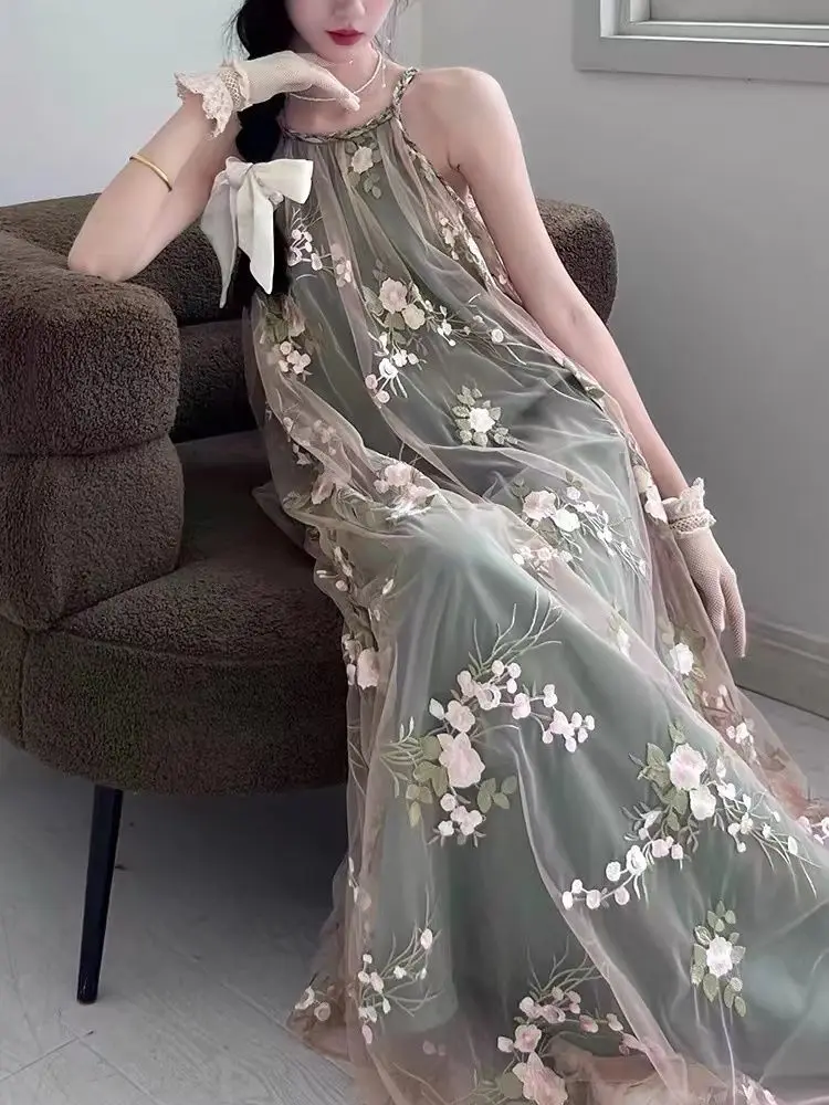 Korean Style Floral Halter Neck High-end Embroidered 3d Appliqué Dress - Summer Princess Vintage-inspired Gown
Korean Style Floral Halter Neck High-end Embroidered 3d Appliqué Dress - Summer Princess Vintage-inspired Gown