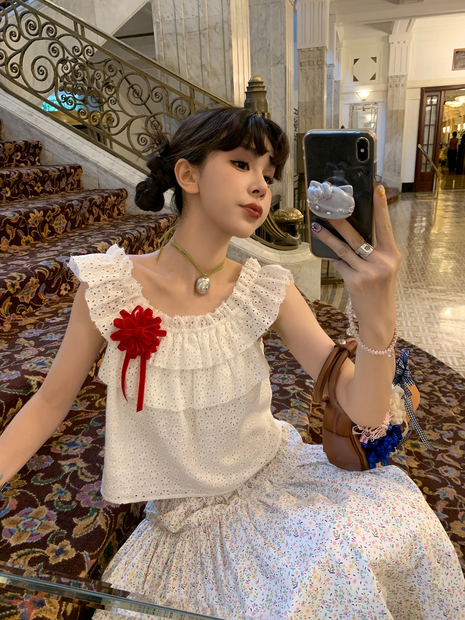 Le Rouge Zhou Meimei Lyricist: Винтажный хлопковый топ с вышивкой, оборками и U-образным вырезом, многослойный, с длинными рукавами, для женщин
Le Rouge Zhou Meimei Lyricist: Винтажный хлопковый топ с вышивкой, оборками и U-образным вырезом, многослойный, с длинными рукавами, для женщин