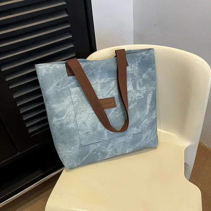 Large-capacity tote bag college student class commuter bag premium texture shoulder bag
Large-capacity tote bag college student class commuter bag premium texture shoulder bag