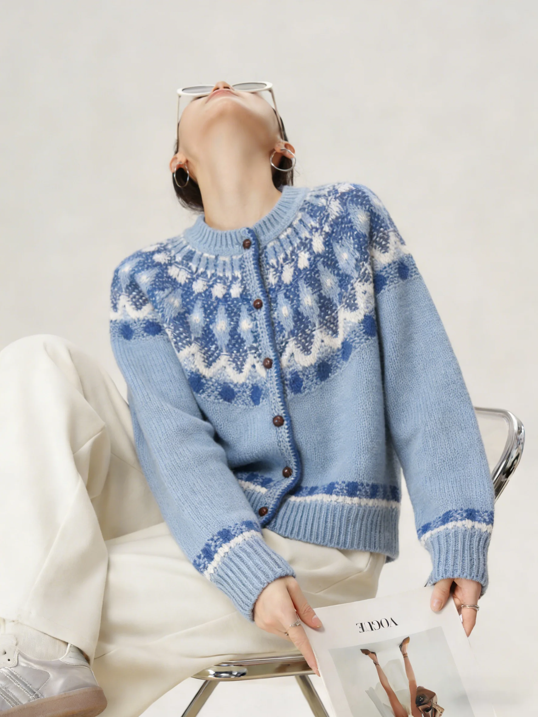 Синий вязаный кардиган в стиле Fair Isle для женщин, корейский стиль, уникальный красивый топ, винтажный свободный крой, повседневный, с длинными рукавами, круглый вырез...
Синий вязаный кардиган в стиле Fair Isle для женщин, корейский стиль, уникальный красивый топ, винтажный свободный крой, повседневный, с длинными рукавами, круглый вырез...