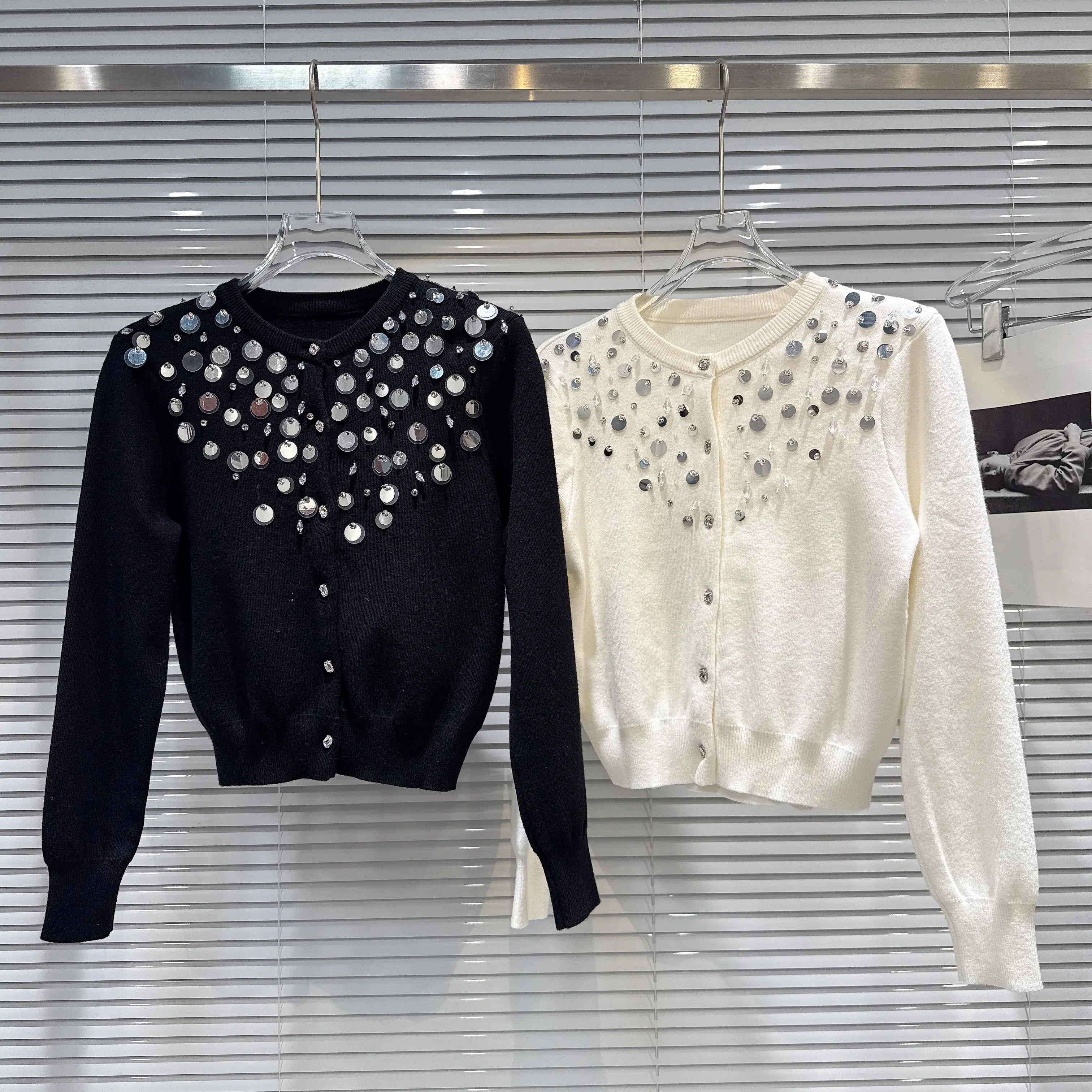 2025 Autumn New Arrival: High-Craftsmanship Glamorous 2-Piece Set – Sequin & Beading Knitted Cardigan + Solid-Color Camisole
2025 Autumn New Arrival: High-Craftsmanship Glamorous 2-Piece Set – Sequin & Beading Knitted Cardigan + Solid-Color Camisole
