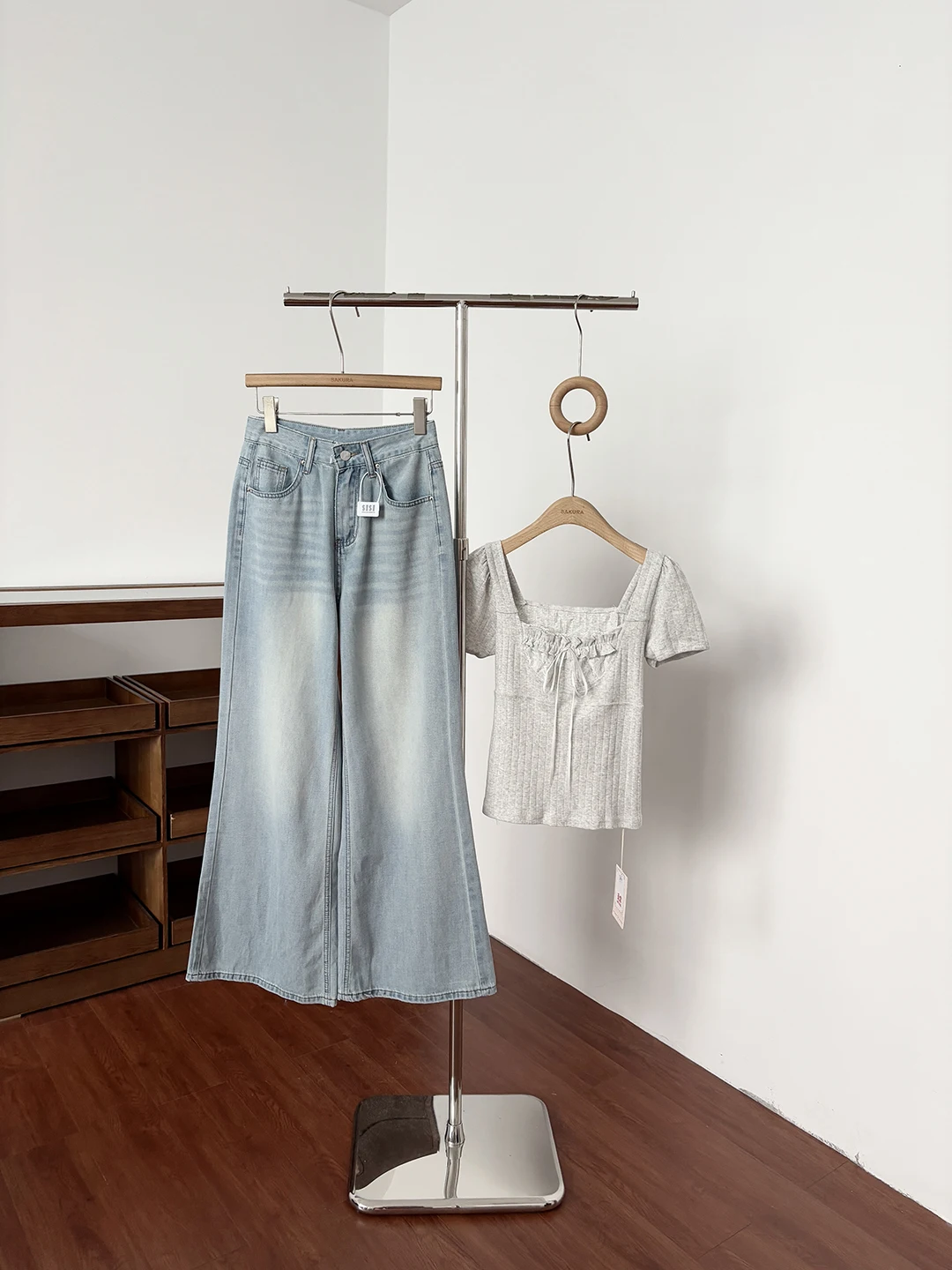 Summer 2026 High Waist Straight Leg Jeans Women's Chic Vintage Slimming Floor-Length Trousers Fashionable Bell Bottoms
Summer 2026 High Waist Straight Leg Jeans Women's Chic Vintage Slimming Floor-Length Trousers Fashionable Bell Bottoms
