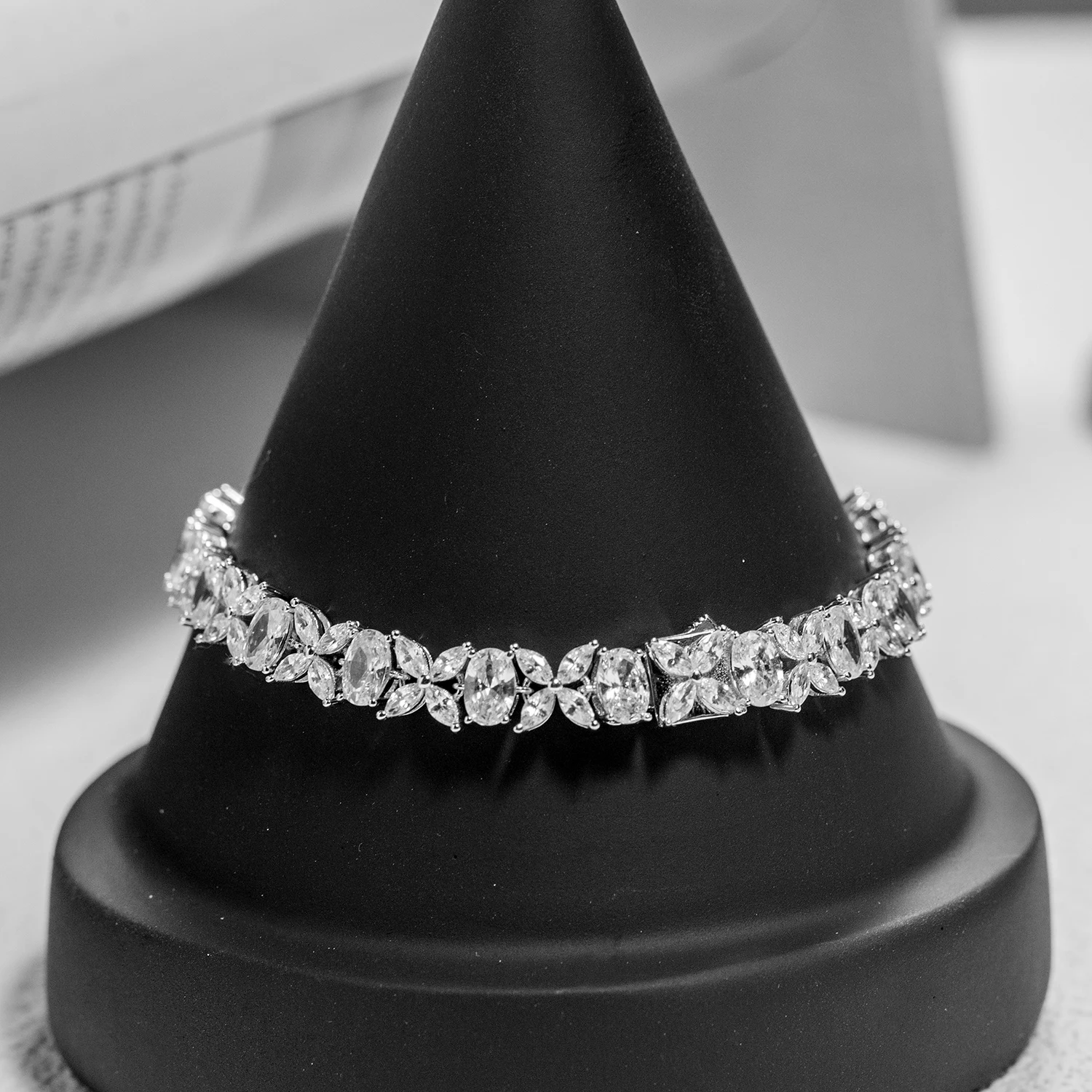 Mixed Cut Cluster Bracelet with 5A Zircon Copper Rhodium Plated Women Jewelry Bridal Prom Valentine Gift Shiny Cluster Design
Mixed Cut Cluster Bracelet with 5A Zircon Copper Rhodium Plated Women Jewelry Bridal Prom Valentine Gift Shiny Cluster Design