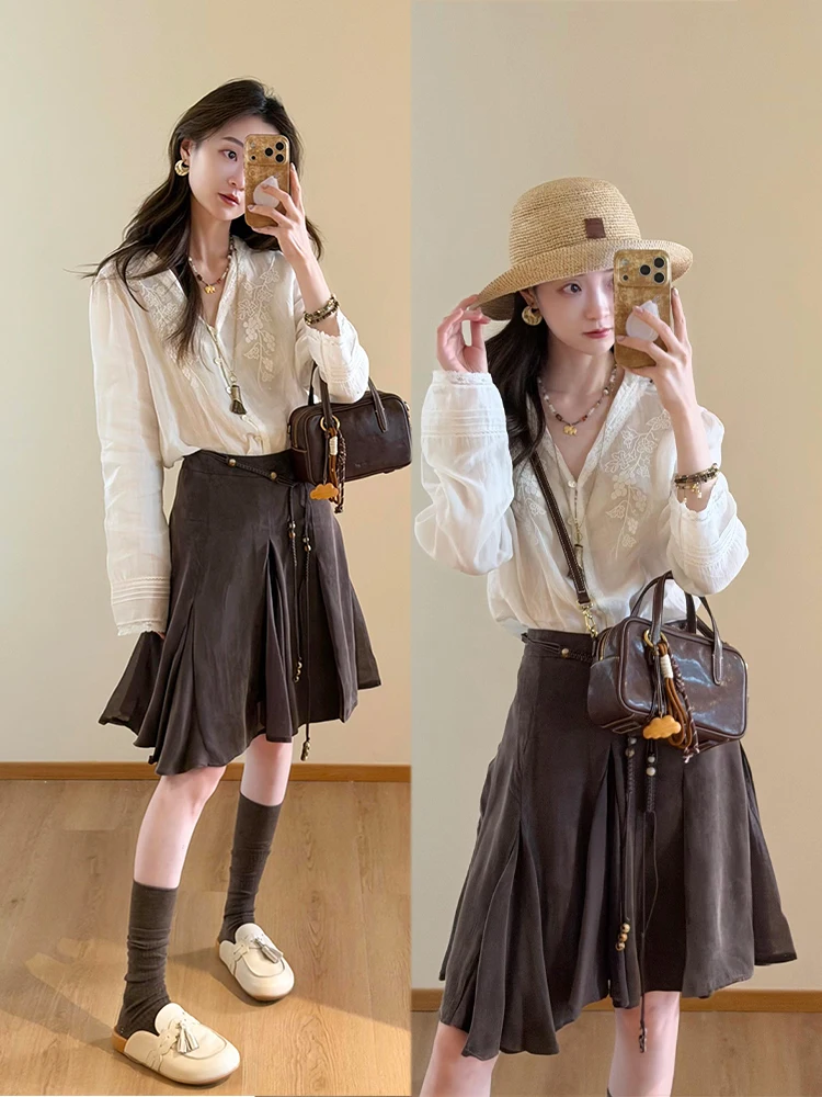 Elegant Commuter Style Embroidered V-Neck Shirt And Skirt Set Lightweight Spring Summer Fashion Women's High Waist Midi Skirt
Elegant Commuter Style Embroidered V-Neck Shirt And Skirt Set Lightweight Spring Summer Fashion Women's High Waist Midi Skirt