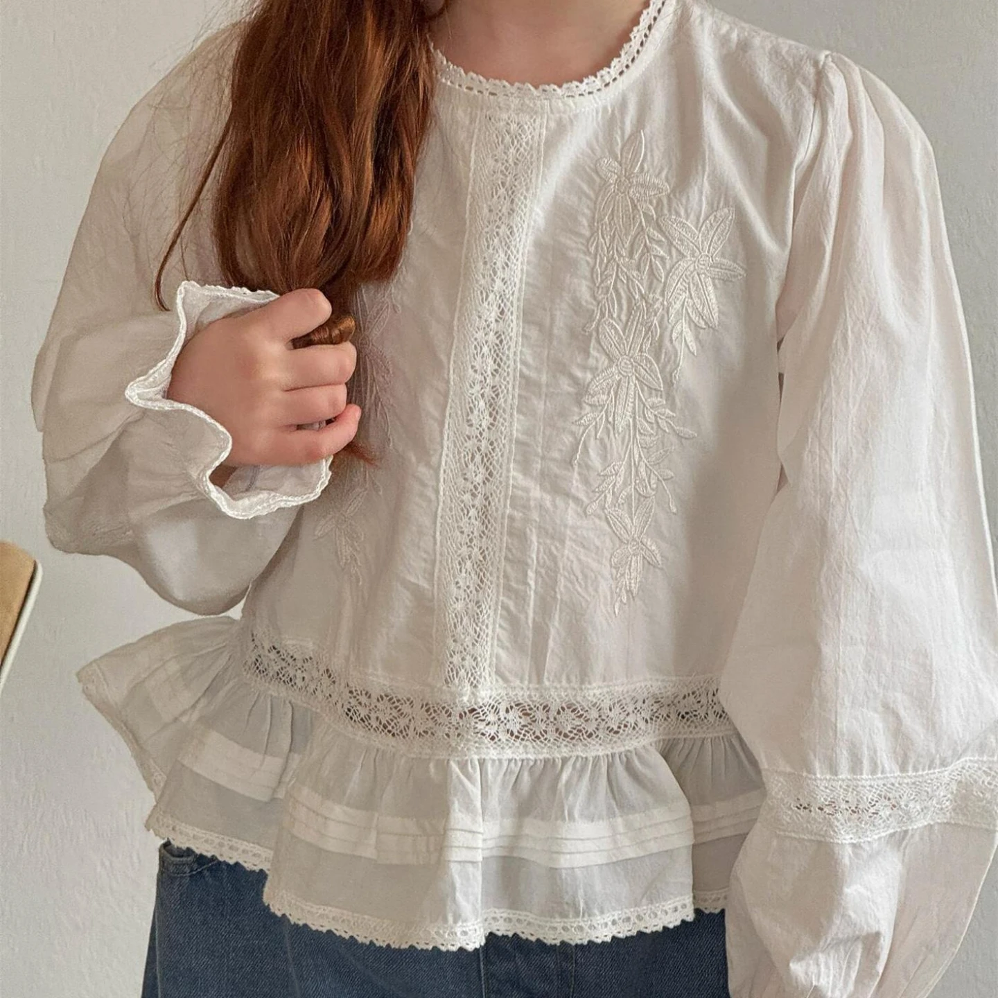Girls Shirt 2026 Spring and Summer New Childrens Clothing Korean Style Girl Baby White Embroidery Round Neck Lace Doll Shirt
Girls Shirt 2026 Spring and Summer New Childrens Clothing Korean Style Girl Baby White Embroidery Round Neck Lace Doll Shirt