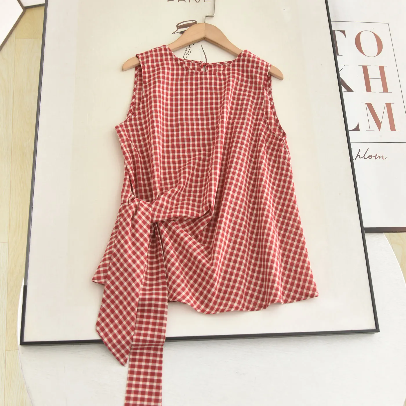 Slimming Plaid Sleeveless Shirt Women's Knot Waist Design Summer New Style Vintage Wind round Neck Top Female Fashion
Slimming Plaid Sleeveless Shirt Women's Knot Waist Design Summer New Style Vintage Wind round Neck Top Female Fashion
