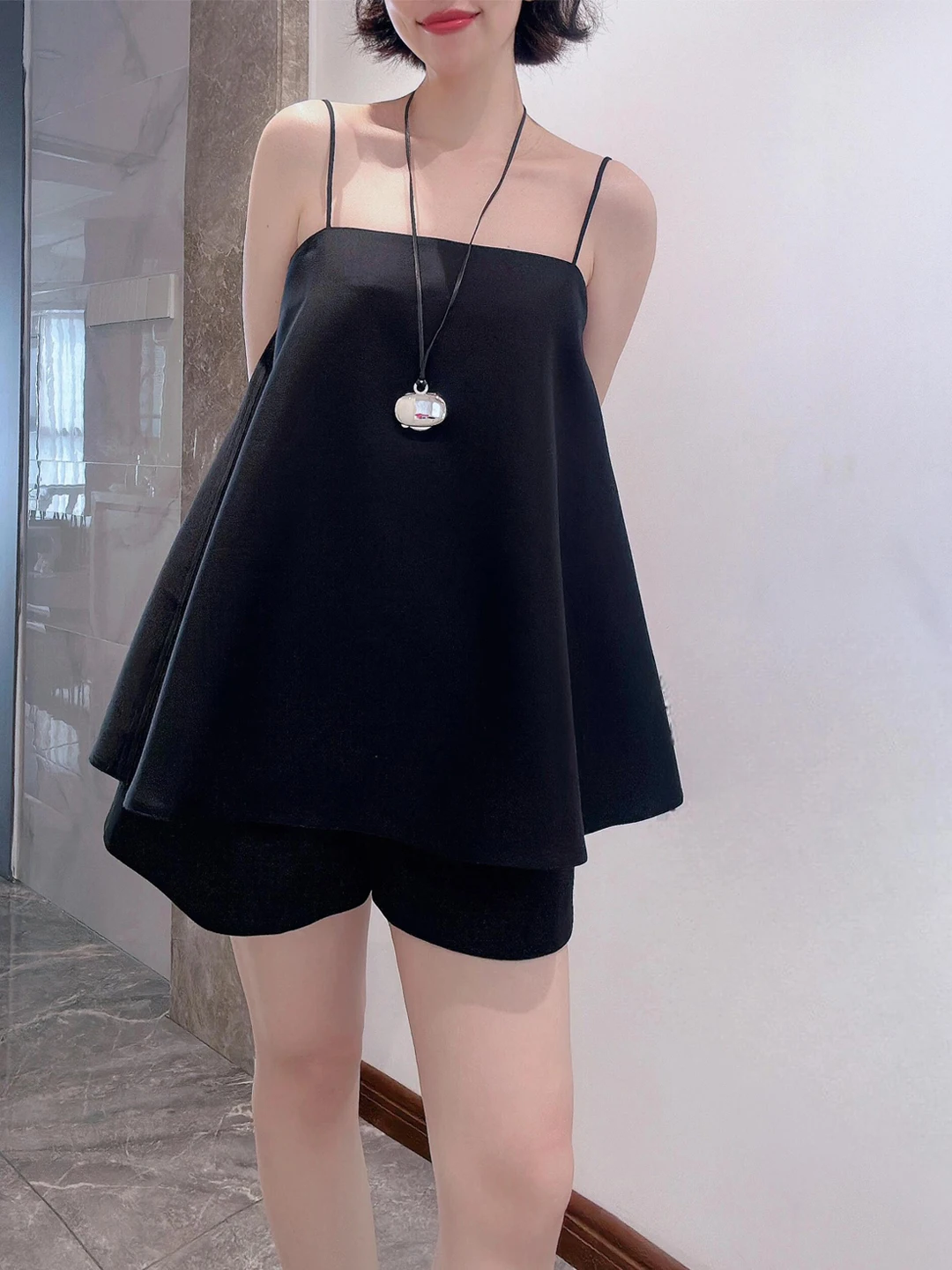 Black Minimalist Style Women's Crop Top Shorts Set Summer Casual Loose Slimming Two-Piece Ensemble High Waist Short Pants
Black Minimalist Style Women's Crop Top Shorts Set Summer Casual Loose Slimming Two-Piece Ensemble High Waist Short Pants