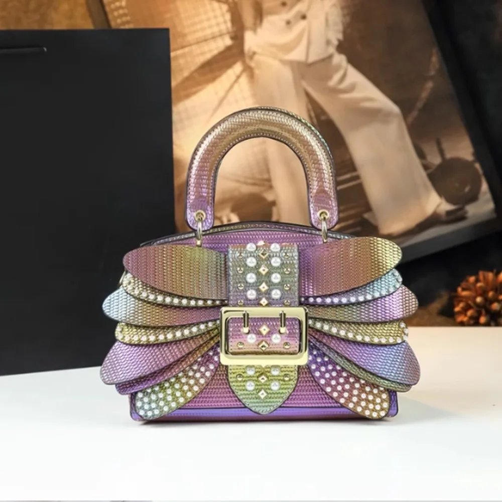 Новая женская сумка 2026 года с жемчужными заклепками и декором в виде крыльев, из натуральной кожи, модная, элегантная, на плечо, универсальная мини-сумочка, трендовая
Новая женская сумка 2026 года с жемчужными заклепками и декором в виде крыльев, из натуральной кожи, модная, элегантная, на плечо, универсальная мини-сумочка, трендовая