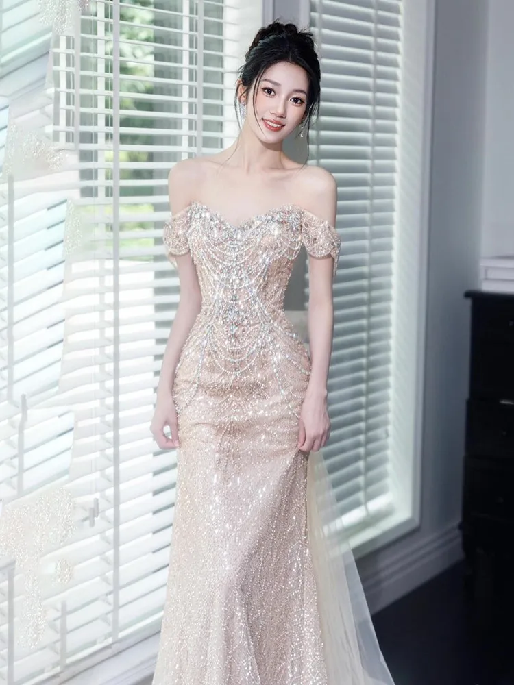 A new heavy-duty sequined luxury dress with one-shoulder fishtail design
A new heavy-duty sequined luxury dress with one-shoulder fishtail design