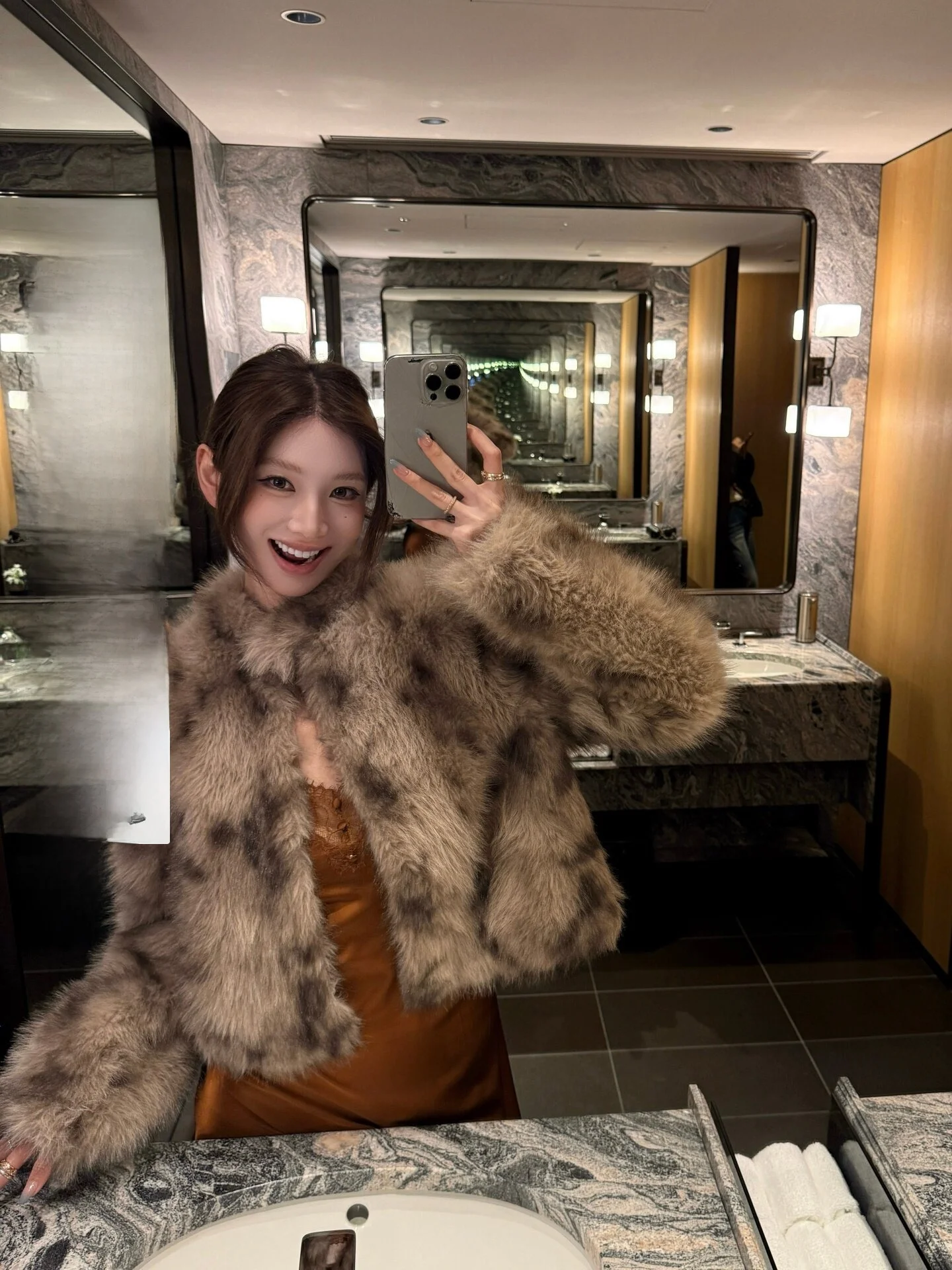 Yangzifan Women's Warmth Outerwear Fur Simulation Stand Collar Design High-End Silhouette Fashionable Long Sleeve Coat
Yangzifan Women's Warmth Outerwear Fur Simulation Stand Collar Design High-End Silhouette Fashionable Long Sleeve Coat
